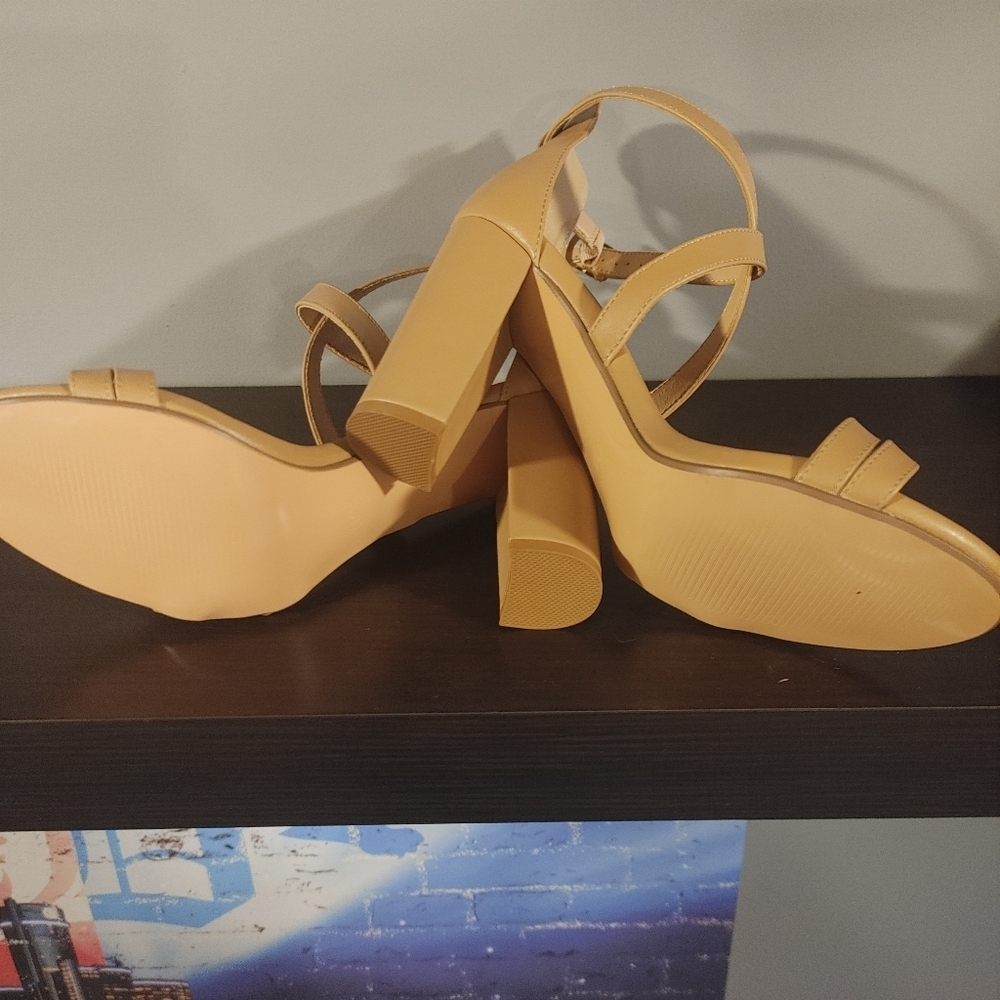 Elegant Tan Strappy Heels W/3in Heel. Size 9, New In Box And Dust Bags - Picture 3 of 9
